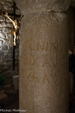 <center>Eglise st Michel.</center> Crypte. Colonne, ancienne borne milliaire.