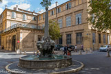 Fontaines des 4 Dauphins (rue Cardinale, rue du 4 Sept) située en plein coeur du quartier Mazarin, elle date de l'année 1667. Le bassin rond est en pierre de St Baume, les sculptures en Calissanne, selon un modèle italien, du sculpteur Jean-Claude Rambot. En face, l'hôtel de Boisgelin, construit vers 1650 par Pavillon et Rambot, présente une façade à lourde frise dorique.