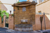 Fontaine d’Argent, entre la rue de la Fontaine d’Argent et la rue de la Mule noire. Elle permît de capter une source libre et d’alimenter en eau le quartier de Villeneuve, septième agrandissement de la ville, débuté dès 1583 sur un plan régulier aux rues en angles droits, dit hippodaméen. Elle a été construite en 1758 selon les plans, influencés par le courant baroque, de Georges Vallon, avec la participation de Jean Chastel pour les sculptures. Elle se présente dans l'évidement d‘un mur en demi-cercle avec un bassin en contre courbe. Les têtes de jeunes turcs, rappelant la mode des turqueries, très en vogue alors, sont en pierre de Calisanne, on voit la trace du blason municipal. Avant l’eau carbonée venait de la source Parraud. Pétrifiante, elle demandait des récurages fréquents. En 1910, c’était l’eau du Péchinat et aujourd’hui l’eau du Verdon.