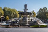 De nombreuses fontaines peuplent la ville d'Aix-en-Provence, ville thermale reconnue depuis l'antiquité. Aix tire d'ailleurs son nom du mot latin pour eau, « aquae ». Au XVème siècle, le Comte de Provence, Louis II, ordonne la construction de ces fontaines, suivant la tradition antique de la ville. Différents aqueducs et barrages sont alors construits pour acheminer l'eau des sources provençales (notamment la source des Pinchinats). En 1875, le canal du Verdon, puis en 1946 le barrage de Bimont sont de plus créés pour alimenter les canalisations souterraines.