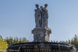 Les trois statues qui la surmontent, représentent la Justice (vers le Cours), l’Agriculture et le Commerce (vers Marseille) et les Beaux-Arts (vers Avignon), formant une étoile routière. Ramus, Chabaud et Ferrat en sont les auteurs. Ici, la Justice et l'Agriculture et le Commerce.