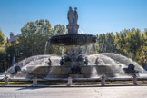 Une chaîne, coulée maillon par maillon au centre aixois d'Arts et Métiers ParisTech entoure le monument. Quatre groupes de deux lions sont disposés sur des socles en marbre du Tholonet, au bord du bassin circulaire de 32 mètres de diamètre. À l'intérieur de ce bassin, quatre groupes d'enfants montent des cygnes de fonte bronzée coulés dans les usines Muel Wahl et Compagnie de Tusey (près de Vaucouleurs - Meuse ). Le bassin principal est surmonté d'un autre bassin, plus petit, de 15 mètres de diamètre. La vasque, de 8 mètres de diamètre, a été fondue dans les ateliers Berthet, à Aix-en-Provence5. Le piédestal qui surmonte la vasque a été réalisée par François Truphème (1820-1888).