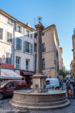 Fontaine des Augustins, place des Augustins Edifiée en 1620, reconstruite en 1820 avec ajout d'une colonne en granit antique surmontée d'une étoile en cuivre. Bassin circulaire avec 3 canons d'eau non potable et un d'eau potable.