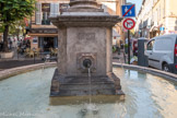 Cette fontaine a été construite en 1620 au bas de la rue Espariat, elle était placée près de la porte royale, contre le mur du couvent. Vers 1705, la ville commande au fils Vallon une nouvelle fontaine : elle sera rehaussée d’une pyramide surmontée d’une boule. Disparue, une nouvelle fontaine est créée en 1820. L’assise de la fontaine est en pierre froide de Peynier, un bassin circulaire à piédestal cubique et l’ensemble avait été dessiné par l’architecte aixois Beisson.
