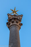 C’est en 1820 qu’on la décore d’une colonne romaine provenant du palais comtal, sur l’emplacement de l’actuel palais de justice. Au sommet de cette colonne se trouve une étoile en cuivre à douze pointes exécutée par le chaudronnier aixois Aigueparre.