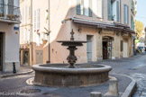 Fontaine Gilly création de la place avec sa fontaine en 1988, en l'honneur du sculpteur S. Gilly. Artiste sculpteur du XXème siècle, son œuvre s’affirme tant dans la rénovation de Monuments Historiques (Opéra de Paris, Arc de Triomphe...) que par des centaines de pièces, bustes en noyer, marbre, bronze, bas-relief … dont plusieurs ornent divers lieux aixois dont la faculté de droit.