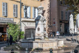 Fontaine des Tanneurs rue Ferriére, rue des Couronnes Edifiée en 1761, d’après les plans de Georges Vallon, alimentée par l’eau qui vient de la fontaine de l’Hôtel de Ville, reconstruite en 1862. Bassin octogonal à bords rectilignes et concaves. Décors fleuris