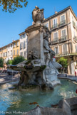 Fontaine Pascal, cours Sextius offerte en 1922 par l'industriel Pacal. Eau chaude issue des thermes. Le monument, dessiné par l’architecte Lieutaud et exécuté par le sculpteur Baille, montre, sur une urne située au sommet, une farandole de 4 jeunes Provençales, accompagnées sur le piédestal par un tambourinaire. De chaque côté du massif au centre, sont représentées 2 têtes d’un Bacchus juvénile, dont les canons crachent l’eau dans 2 vasques en coquilles.