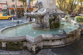 Une précédente fontaine fut édifiée à cet emplacement en 1713 mais la source à partir de laquelle elle tirait l’eau n’en apportait pas assez. En temps de sécheresse, la population du quartier souffrait de ce manque, et des épidémies se propageaient. En 1833, afin de mettre un terme à ces pénuries répétées, on fora plus profondément dans le puits. Pour célébrer ce nouveau flux d’eau, une fontaine fut construite après la démolition de l’ancienne, qui rappelait des temps difficiles.

La situation resta inchangée jusqu’en 1922 quand Sylvain Pascal, un riche commerçant de la rue des Cordeliers, décida d’honorer les habitants de son quartier en offrant une fontaine symbolisant la beauté et le charme de la Provence.