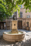 Les Fontètes, rue Merindol remplace en 1858 les puits captant les sources sous la place. Surmontée d'un triton. Elle s’inscrit dans le décor d’une place composée de hautes façades