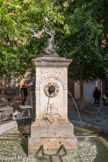 Fontêtes signifie en provençal « petites fontaines ». Il indique clairement que l’eau est ici présente abondamment. Les sources cachées, rejaillissant naturellement autrefois, se recueillaient en un puits situé sur la partie haute de la place. L’actuelle fontaine est venue remplacer ce puits en 1858.