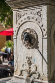 Le nom de Fontêtes signifie en provençal « petites fontaines ». Il indique clairement que l’eau est ici présente abondamment. En effet, au Moyen Age, et jusqu’en 1676, la place qui se situait non loin de beaucoup d’habitations, possédait de nombreuses sources d’eau. On y bâtit donc plusieurs puits, d’où le nom au pluriel de petites fontaines. En 1676, la place fut pavée et les différents puits se regroupèrent pour n’en former plus qu’un.