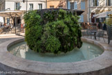 Fontaine Amado forum des Cardeurs créée par le céramiste Amado en 1977. La sculpture, une œuvre du sculpteur aixois Jean Amado, occupe le centre du bassin ; c’est un bloc massif en ciment de basalte couleur de terre, creusé d’anfractuosités plus ou moins profondes sur lesquelles l’eau ruisselle, anime les parois, et favorise le développement d’une végétation qui englobe le matériau et estompe les arêtes. La fontaine cache en fait une bouche d’aération du parc de stationnement souterrain des Cardeurs, habilement dissimulée.