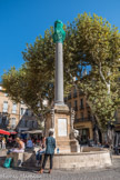 Fontaine de l’Hotel de Ville, sculptée en partie par Jean-Pancrace Chastel en 1756. De style classique, bassin en pierre dure à 4 pans en retraits conçu par Georges Vallon, piédestal en pierre de Calisanne et Bibemus, plaques de marbres avec textes dédicatoires. La colonne vient de fouilles romaines des ruines du palais comtal. Les 4 macarons d’où coule l’eau symbolisent l’hygiène après la peste de 1720. Source : Pinchinat via l’aqueduc romain