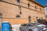 Mur de l'ancienne prison. Les premiers Comtes de Provence vont  construire un complexe palatial autour des vestiges romains. Le palais abrite la Cour des comptes et le Parlement de Provence. Par la suite, les parlementaires d’Aix décident la destruction de l’édifice en 1776, qu’ils jugeaient trop vétuste et obsolète. Sur décision du Roi, le palais doit être reconstruit. Pour ce faire, il confit le projet à Claude Nicolas Ledoux, architecte. Cependant, la Révolution éclate et un décret de l’Assemblée Nationale met un terme au projet. En 1825, un nouvel architecte, Michel Robert Penchaud, reprend les travaux et le projet de l’architecte Ledoux. Il termine ainsi le Palais de justice puis la prison en avril 1832.