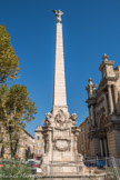 Fontaine des Précheurs, place des Précheurs La fontaine des Prêcheurs est l'une des plus monumentale et imposante des fontaines que compte la ville d'Aix-en-Provence. Elle a été construite en 1758 par Chastel avec un style riche. Tout comme celle de l'Hôtel de Ville, créée également par Chastel, cette fontaine est un hommage aux personnages importants de la ville : Vous pouvez voir une dédicade honorant Caïus Sextius, le fondateur de la ville antique d'Aquae Sextius. Elle représente aussi le siècle des lumières : 4 lions portent une obélisque en pierre de Calissane. Cette colonne est coiffée d’un globe que tient dans ses serres un aigle aux ailes déployées. Sur le socle on observe des draperies, des lions, une des 4 inscriptions adressées par 