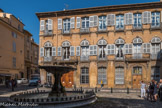 La place a été construite en six ans, de 1735 à 1741, par Jean-Baptiste d’Albertas face à l’hôtel où il demeurait, rue Espariat, à côté de l’hôtel Boyer d’Eguilles. La place est bordée de petits hôtels illustrant la volonté du seigneur de dégager l’entrée de son hôtel et de donner une certaine unité à l’ensemble. La beauté du lieu est donnée par un remarquable équilibre des lignes : lignes horizontales des murs à refends du rez-de-chaussée et des moulures de l’étage, lignes verticales des pilastres encadrant deux étages. Fontaine et place, dans un environnement de choix, dégagent un charme qui évoque immanquablement la douceur de vivre du XVIII-ème siècle.

Jean-Baptiste d’Albertas, président de la cour des comptes, est assassiné en 1790 par un jeune homme, Anicet Martel, que l’on condamnera à être roué vif et qui sera exécuté sur la place du palais. Son squelette se retrouvera dans le cabinet de réflexion d’une loge maçonnique. La douceur de vivre était relative.