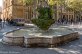 Erigée en 1651 par Laurent Vallon sur le cours Mirabeau, au niveau de la rue Joseph-Cabassol, la fontaine des 9 canons est composée de deux vasques superposées. Grâce à sa margelle basse, elle constituait à l’époque un abreuvoir pour les moutons en transhumance d’Arles vers les Alpes. Cette fontaine a d’ailleurs été l’une des dernières utilisée à des usages domestiques.