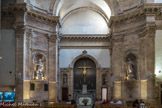 Chapelle des Oblats <br> Située en haut du cours Mirabeau, la chapelle se trouve sur l’emplacement de l’ancien couvent des Carmélites (1625). L’édifice alors hors les murs, fut reconstruit de 1695 à 1701 sur des plans de Thomas Veyrier qui réalisa également la décoration. Son oncle fut un élève de Pierre Puget, architecte de la chapelle de la Vieille Charité de Marseille dotée d’une des premières coupoles ovales de la région. Les carmélites sont expulsées de leur couvent à la Révolution française et la chapelle est transformée en temple de la Raison. En 1816, l'abbé Eugène de Mazenod, futur évêque de Marseille. Nous retrouvons une symbolique très présente dans toutes les églises romanes. Les quatre piliers qui forment un carré et qui soutiennent la coupole représente la terre, le monde des hommes. La coupole, ronde en général et parfois ovale comme ici, symbolise le ciel.