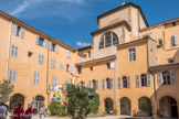 Cloître des Oblats <br> Les Missionnaires Oblats de Marie Immaculée forment une congrégation cléricale missionnaire de droit pontifical qui se consacre principalement aux missions. La congrégation est fondée à Aix-en-Provence le 25 janvier 1816 par saint Eugène de Mazenod (1782-1861). Originellement établie dans le but de revivifier l'Église de Provence après la Révolution française notamment par un apostolat missionnaire dans les zones défavorisées, la congrégation missionnaire est aujourd'hui présente dans de nombreux pays. En 1841, à la demande de Mgr Ignace Bourget, la congrégation envoie ses premiers missionnaires au Canada. En 1880, les missionnaires prennent en charge les offices de l'église Saint-Thomas de Saint-Hélier à l'île de Jersey. En 1895, ils ouvrent une première communauté en Allemagne. En 1903, les oblats de Marie-Immaculée sont expulsés de France ; ils y reviennent après la Première Guerre mondiale. Les premiers missionnaires oblats arrivent en 1931 au Congo belge. Trois d'entre eux sont assassinés pendant la rébellion muléliste en 1964. Les oblats s'installent au Laos en 1935.