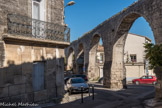 Castries. <br> L'aqueduc. Les pierres furent tirées des carrières de Castries et de Beaulieu, et le charroi fut fait par les habitants de Castries.  Les travaux de terrassement et de construction de la rigole furent faits grâce à l'aide précieuse de 3000 hommes de troupe appartenant aux régiments placés sous les ordres du Marquis de Castries. Les arches furent l’ouvrage de deux maçons locaux : Antoine, maitre maçon et architecte, qui construisit sa propre maison, encore visible à Montpellier, et Jean Arman. Ils furent  conseillés par un spécialiste de l’hydraulique. La construction de l'aqueduc dura 2 ans de 1669 à 1671. Par contre la fin de tous les travaux et la mise en eau ne se fit qu'en 1676.