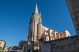 Castries. <br> Eglise Saint-Etienne. Dédiée au saint patron du village, l'église actuelle construite de 1862 à 1868 domine Castries à proximité du château. Les paroissiens répondirent généreusement à une souscription ou donnèrent matériaux ou journées de travail.
De style néo-gothique, ce vaste édifice surmonté d'un clocher s’élevant à 30m de haut, est construit naturellement en pierre de Castries. Une cloche et le baptistère de l'ancienne église y ont été transférés et de magnifiques vitraux ornent les ouvertures.