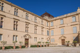 Le château de Castries. <br>Le château sera racheté au XIXe siècle par le second duc de Castries qui lui redonnera sa splendeur d'antan. A la fin du XIXè siècle, le château cessa d'être la propriété de la famille de Castries. De 1883 à 1936 il passe en effet entre les mains du vicomte d'Harcourt.
En 1936, après rétrocession de leur château, le duc et la duchesse René de Castries entreprirent alors une 3ème restauration, tendant à gommer certaines erreurs de leurs prédécesseurs. Ils en profitèrent pour redessiner les terrasses d'après les plans retrouvés aux Archives Nationales et pour redonner à la cour d'honneur son ordonnance primitive. Dans le même temps, ils essayèrent de reconstituer le mobilier manquant. En 1985, à la mort du dernier duc de Castries, le château est légué à l'Académie Française et deviendra ensuite propriété de la Région. En septembre 2013, le « château phare » de la région a été acheté par la Ville de Castries. L’ensemble a été élaboré en pierre locale.