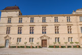 Le château de Castries. <br>L'aile de l'ouest, de style Renaissance, est quasiment intacte ; celle de l'est, dont il ne reste que la façade, ne sert qu'à équilibrer l'ensemble. Au premier étage se trouve la salle des Etats, au second, la chambre de Mac Mahon.