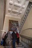 Le château de Castries. <br> L'escalier d'honneur à deux volées,de style Louis XIV, datant de 1656, avec une rampe à balustres, est orné de corbeilles de fruits et fleurs en terre cuite.