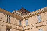 Le château de Castries. <br>  Il comporte deux corps de logis en équerre (un troisième aurait dû terminer le U entourant la cour mais n'a pas été construit). Ces logis sont cantonnés de trois pavillons carrés coiffés de toits à brisis récemment restitués, couverts de tuiles vernissées.