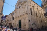 Le couvent et l'église des vistandines. <br> L'ordre des visitandines fut fondé par saint François de Sales en 1610. Le nom trouve son origine dans le fait que les premières soeurs avaient pour vocation de visiter les malades. On doit, en grande partie, à l'évêque Pierre de Fenouillet l'installation des Visitandines à Montpellier. Ce prélat, ancien chanoine de la cathédrale de Genève et ami de saint François de Sales, demanda à la mère Jeanne de Chantal, supérieure du couvent d'Annecy, de lui envoyer un groupe de religieuses, dans le but de fonder un établissement à Montpellier. Effectivement, en 1631, six religieuses d'Annecy vinrent s'installer à Montpellier, provisoirement dans une maison qui avait été louée à cet effet et où leur clôture fut solemnellement prononcée. En 1632 la permission d'édifier un couvent dans la ville leur était officiellement donnée. En même temps plusieurs immeubles, maisons et jardins, furent acquis près de la porte de la Blanquerie, contre les murs de la ville. Un couvent y fut très rapidement construit et, au mois de juin 1636, eut lieu, très solemnellement, le transfert et l'installation des religieuses dans leur nouvelle demeure. Au XVIIIe s., la crise du jansénisme ne fut pas sans créer d'importants remous au sein des Visitandines de Montpellier, qui se montrèrent longtemps hostiles à leur évêque Monseigneur de Colbert, lui même favorable au jansénisme. Inversement, l'action de Monseigneur Berger de Charancy, évêque ultramontain, favorisa les Visitandines au détriment des Ursulines, leurs voisines. Alors que ces dernières, fidèles au jansénisme, se voyaient interdites de recruter des pensionnaires et finalement même des novices, les Visitandines devaient agrandir leur couvent pour en accueillir.