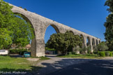Castries. <br> L'aqueduc. Le tracé et l'architecture de l’aqueduc (1670-1676) sont dus au grand ingénieur Pierre-Paul Riquet pour répondre à la demande du marquis René Gaspard de la Croix de Castries. Réalisé en pierre de Castries, long de 6822 m pour un dénivelé de 3m, il canalise l'eau depuis la source de Fontgrand jusqu’au château puis aux fontaines et bassins du parc.
Grâce à lui, parc et château ont été baptisés « le Versailles du Languedoc ». L'aqueduc est resté en fonction jusqu'en 1970.