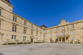 Le château de Castries. <br> En 1495, la famille de La Croix achète la baronnie de Castries à Jean de Pierre de Pierrefort. Vers 1520, l'ancien château fort est rasé et reconstruit sur les bases du château actuel, dont l'histoire pendant cinq siècles va être étroitement liée à celle du village.
Suivirent des années de paix fragile et de guerres brutales jusqu'à l'année terrible de 1622 où le duc de Rohan, chef des Églises réformées ordonne la démolition des murailles et le comblement des fossés, pour mieux défendre Montpellier, place de sûreté protestante, dont les troupes de Louis XIII s'approchaient. Dans son état actuel, le château remonte à 1645. Le principal maître d'œuvre en est Jean Bonnassier, mentionné sur le chantier en 1663 et 1664. L'édifice aurait dû se composer de trois corps en U sur cour, mais seuls deux corps furent construits. L'ordonnance des façades applique le modèle usuel de Montpellier, avec un alignement mécanique de percements dans les limites des doubles cordons d'étage. L'ensemble est cantonné de grands pavillons carrés dont deux coiffés de toits à brisis et terrasson. Ces toits ont presque tous été détruits dès le début du 18e siècle.