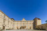 Le château de Castries. <br> C'est en 1646 que René Gaspard de la Croix, après avoir obtenu du roi Louis XIV l'érection de la baronnie en marquisat, fit commencer les travaux de construction du château actuel. Celui-ci fut commencé à partir de 1660 par l'aile Ouest, puis plus tard terminé par l'Aile Nord. Quant à l'aile Est, que le duc de Rohan avait soit disant brûlé en 1622, elle ne fut en réalité jamais construite, mais simplement suggérée par des arcades. Au milieu du XVIIle s., Charles Eugène Gabriel de Lacroix, maréchal de camp, eut la velléité de procéder à la construction de l'aile manquante. Le projet, dû à Jean Antoine Giral et comportant un quatrième pavillon couvert d'un toit à brisis et terrasson, n'eut pas de suite. Plus tard, au XIXème siècle il y eut des travaux de reprise et de transformation du château  pour en améliorer l'esthétique et le confort.  René Gaspard de la Croix fit également réaliser le parc et le jardin ainsi qu'un aqueduc pour amener l'eau de la source de Fontgrand  jusqu'au château.