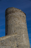 Tour d'Embarbe, ancienne tour de guet du XIIIe-XIVe siècle. La porte d'entrée se trouvait en hauteur, une échelle, que l'on pouvait enlever en cas de danger, permettait dy accéder.