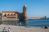 Collioure. <br> Collioure, en catalan Cotlliure, est élèbre pour son site géographique et son patrimoine, qui a séduit de nombreux artistes. L'origine du nom de la commune provient de deux mots : Kauk et Illiberre. Kauk est une racine pré-latine, peut-être ibéro-ligure, qui porte l'idée de forme arrondie, parfois utilisé pour désigner des baies ou anses de bord de mer. Illiberre ou Illiberis est l'ancien nom de l'actuelle Elne, une commune située une douzaine de kilomètres au nord-ouest de Collioure, qui était déjà une cité réputée au VIe siècle av. J.-C.. Le nom de Collioure signifie donc « le port d'Illiberis », avec l'idée d'une baie, ce qui correspond à l'actuelle configuration des lieux, le vieux port de Collioure se trouvant au fond d'une anse arrondie.