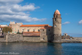 Collioure. <br> Église Notre-Dame-des-Anges : Construite entre 1684 et 1691 dans un style gothique méridional. Elle est, avec son célèbre clocher, ancien phare médiéval, pratiquement entourée par la mer sur ses trois côtés. Derrière, la chapelle Saint Vincent. L’église, dotée d’un clocher aménagé dans une ancienne tour de guet de l’époque majorquine, est consacrée au début du XVIIIe siècle.