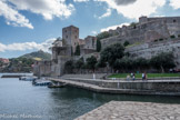 Collioure. <br> Le château royal, en arrière plan, le fort de saint Elme. Le château de Collioure est déjà cité en 673, preuve du rôle stratégique et commercial tenu par la cité à l’époque wisigothique. Le château et la ville appartiennent ensuite aux comtes de Roussillon, puis aux divers rois qui se succèdent en Roussillon : rois d’Aragon de 1172 à 1276, puis rois de Majorque jusqu’en 1343, avant de revenir aux rois d’Aragon. Sous le règne des rois de Majorque, le château, entièrement reconstruit entre 1242 et 1280. Après le mariage des Rois catholiques, Ferdinand V d’Aragon et Isabelle Ire de Castille, Collioure et le Roussillon tout entier passent sous la domination de la monarchie espagnole, sans qu’il y ait fusion centralisatrice. La province est occupée de 1475 à 1481 par le roi de France Louis XI, qui fait bâtir des fortifications à Collioure, rebaptisée Saint-Michel, fortifications aujourd’hui dissimulées par les constructions postérieures. Son successeur, Charles VIII, rend le Roussillon à Ferdinand le Catholique, dont le successeur l’empereur Charles Quint renforce les fortifications de la ville. L'Empereur décida la construction du Fort Saint-Elme destiné à protéger les anses de Collioure et de Port-Vendres.