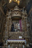 L’église Notre-Dame-des-Anges. <br> Cette chapelle appartenait à l'antique Confrérie du Précieux Sans qui fit construire le retable ou « altar de la Sang ». De part et d'autre du dôme deux grands anges ailés tiennent l'échelle du crucifiement et la trompe annonçant le sacrifice du Temple. Joseph Sunyer est probablement l'auteur de l'ensemble du retable. Comme toujours en pays catalan la Vierge des Sept Douleurs, en grands voiles de deuil, se tient près de son Fils ; son fin visage, d'une pâleur émouvante, exprime l’intensité de sa douleur. L'autel du Crucifix, riche d'une longue histoire, demeure toujours le siège de la Confrérie des pénitents noirs qui organise tous les ans la procession nocturne du Vendredi Saint.