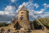 Le moulin de Collioure <br> Le 11 février 1337, le Chevalier Raymond de Toulouse, procureur du roi de Majorque, cède à Jacques; Ermengald, de Collioure, la directe d'une pièce de terre sise à Collioure, au lieu-dit « Cortines » et lui cède à cens; le droit d'exploiter le moulin à vent qui y sera construit pour y moudre les grains; ou récoltes de toute sorte de sa propre autorité.
Le moulin cessera son activité au XIXème siècle pour se trouver progressivement en état de ruine. Devenu propriété de la Ville, la commune a entrepris sa restauration qui s’est achevée en juin 2001, avec la machinerie en bois réalisée de manière traditionnelle par les compagnons menuisiers de Bernard Garibald. Il est aujourd’hui en état de fonctionnement pour la trituration des olives et l’élaboration de l’huile de Collioure.