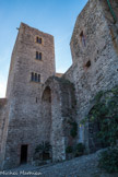 Le château royal.<br> A l'extrémité du fossé, la porte du château conserve la mémoire de la herse.