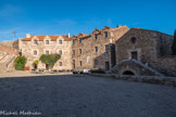 Le château royal. <br>La place d'armes. Au milieu du XIVème siècle, les maisons du village sont repoussées vers l'ouest, au-delà d'un rempart doté d'une tour-porche. À partir du XVIème siècle, des casernes sont construites à l’intérieur de cette enceinte, autour d'une vaste place d'armes.