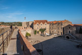 Le château royal.<br> De l'autre, la place d'armes et ses casernes.