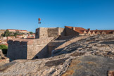 Le château royal. <br> Le bastion de la tour carrée. Il tire son nom de la tour médiévale qu'il enveloppé. Depuis le Moyen Âge, les fortifications de toutes les époques se superposent. Vers le sud, le rempart à crête arrondie et la barbacane couverte du XVIème siècle sont conservés.