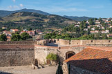 Le château royal. <br>Sur la crête, la tour de la Massone.