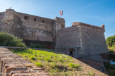 Le château royal.<br> Demeure des Rois de Majorque au XIII° et XIV° siècle, le château devient forteresse au XV° siècle. Les Rois d’Aragon, d’Espagne, de France la transforment en citadelle aux XVI° et XVII° siècles. L’étrave de ses remparts, fondé sur la Méditerranée, fascine les peintres du XX° siècle. Après 1939, les Républicains espagnols sont incarcérés dans les cachots de son centre de rétention.