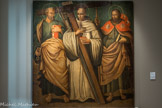 Musée Hyacinthe Rigaud. <br> Anonyme (école catalane)
Saint Pierre, saint Vincent Ferrier et saint Jacques
Couvent des dominicains, Perpignan.
Vers fin XVIe - début XVIIe huile sur bois.
Cette œuvre, probablement réalisée par un atelier perpignanais, se trouvait au couvent des Dominicains à Perpignan. Le personnage central serait Saint Vincent Ferrier. Tenant la croix du Christ, il porte les instruments de la Passion: clous, tenaille, lance... Vincent Ferrier (1350-1419) est né à Valence. Prêcheur dominicain renommé, il serait venu à Perpignan en 1408 puis fin 1415 et serait à l’origine de la confrérie de la Sanch. Cette confrérie, instituée en octobre 1416 pour commémorer la passion du Christ et accompagner les condamnés à mort, est encore active de nos jours.