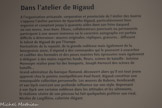 Musée Hyacinthe Rigaud. <br> Dans l’atelier de Rigaud
À l’organisation artisanale, corporative et provinciale de l’atelier des Guerra s’oppose l’atelier parisien de Hyacinthe Rigaud, particulièrement bien organisé et comptant jusqu’à quarante aides dont son frère Gaspard ou son neveu, Jean Ranc. Élèves, collaborateurs ponctuels ou permanents participent à une œuvre immense où le caractère autographe est parfois difficile à déterminer : œuvres originales, répliques, gravures... diffusent le talent de Rigaud de par l’Europe.
Portraitiste de la royauté, de la grande noblesse mais également de la bourgeoisie aisée, il répond à des commandes qui le poussent à exacerber et codifier des formules et des poses maintes fois éprouvées mais également à déléguer à des mains expertes fonds, fleurs, scènes de bataille : Antoine Monnoyer réalise pour lui des bouquets, Joseph Parrocel des scènes de bataille...
Grand admirateur du baroque flamand, découvert alors qu’il est tout jeune apprenti chez le peintre montpelliérain Paul Pezet, Rigaud constitue une remarquable collection personnelle. Les œuvres de Rubens, Rembrandt et van Dyck exercent une profonde influence sur son style. Reprenant à van Dyck une certaine noblesse dans les attitudes et les vêtements, le réalisme sévère de son pinceau lui fait quelquefois préférer son rival, Nicolas de Largillière, coloriste élégant.