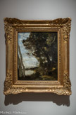 Musée Hyacinthe Rigaud. <br> Jean-Baptiste Camille Corot
(Paris, 1796-1875)
Muse sous un bois XIXe siècle
Huile sur toile.
De 1825 à 1875 le village de Barbizon, dans la forêt de Fontainebleau, abrite une colonie d’artistes désireux de renouer avec la nature et fuyant des villes où l’urbanisme et l’industrialisation galopante éloignent le paysagiste de son inspiration première. Théodore Rousseau, Charles d’Aubigny... et, dès 1822, Camille Corot y séjournent pour peindre ces lieux sauvages où flotte encore un paganisme salvateur. L’école de Barbizon va durablement marquer l’histoire du paysage et annoncer l’impressionnisme.