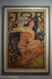 Musée Hyacinthe Rigaud. <br> Alfons Mucha
(Ivancice, Empire d'Autriche, 1860 - Prague, Tchécoslovaquie, 1939)
Affiche JOB
1898
Lithographie sur papier
Le style élégant et sensuel d'Alfons Mucha s’incarne dans les volutes de fumée se mêlant ici aux boudes souples de la chevelure. Le nom de la marque, décliné en monogramme dans le fond de l'affiche, se fait également bijou précieux pour retenir le corsage de la «femme Mucha».